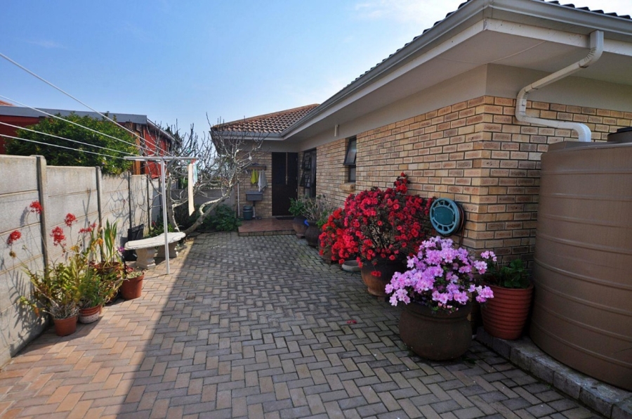 4 Bedroom Property for Sale in Fraaiuitsig Western Cape